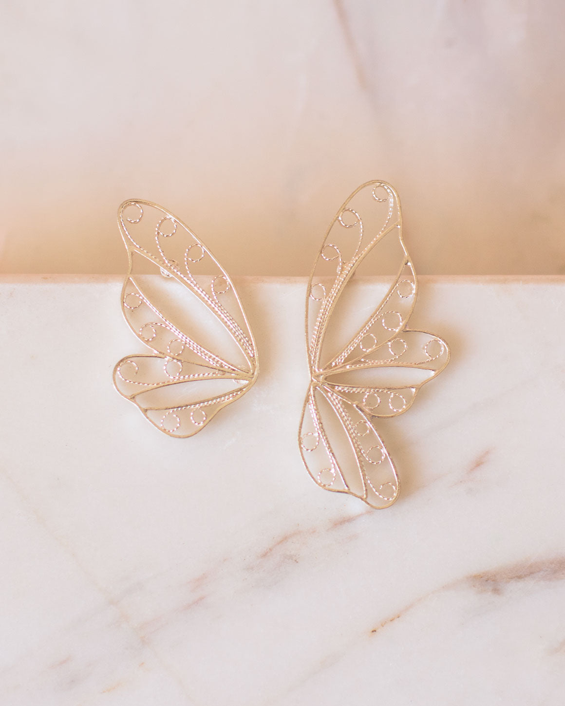 Aretes de mariposa asimetricos en filigrana momposina de plata