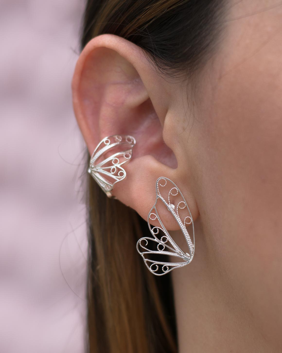 Aretes de mariposa asimetricos en filigrana momposina de plata