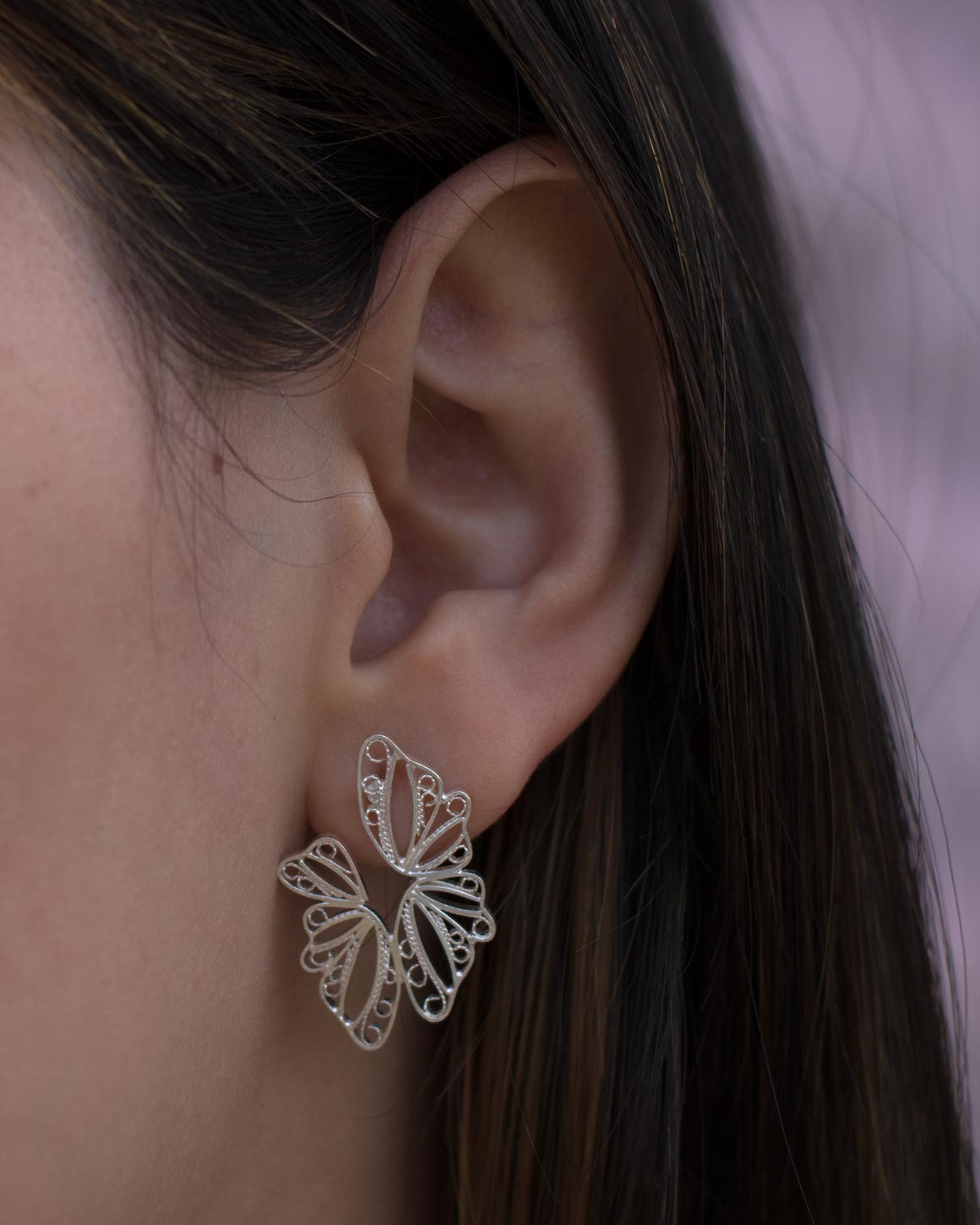 Aretes en forma de mariposa abstracto en filigrana moposina de plata