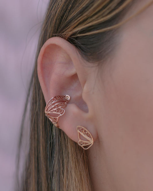 Earcuff y aretes topitos en forma de mariposa en filigrana momposina enchape de oro rosado