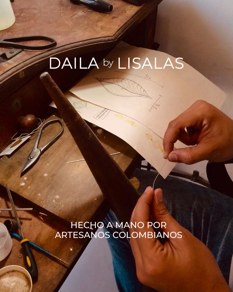 artesano momposino elaborando joya en filigrana