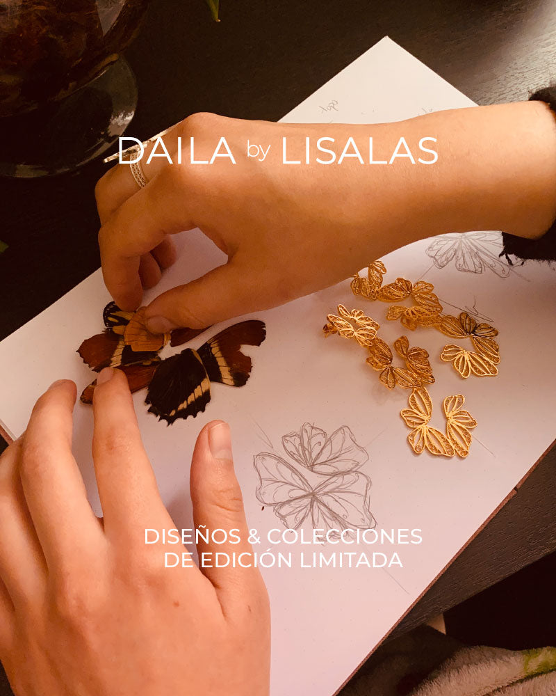 Joyera diseñando sus piezas en filigrana