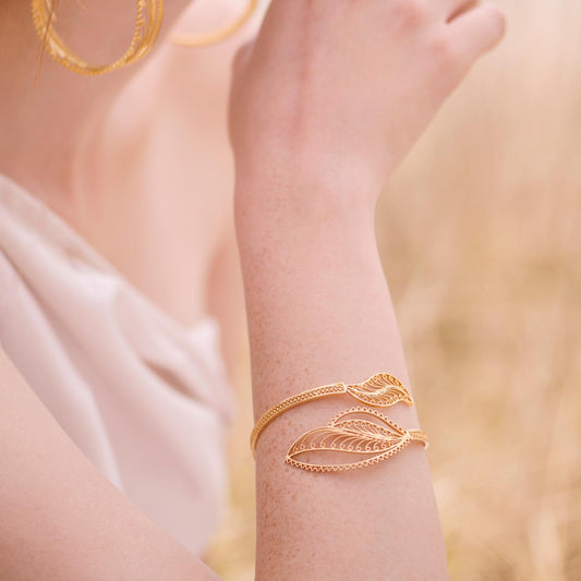 Brazalete en filigrana momposina en plata chapados en oro de 24 kilates. Filigree Jewelry #IAMDAILA