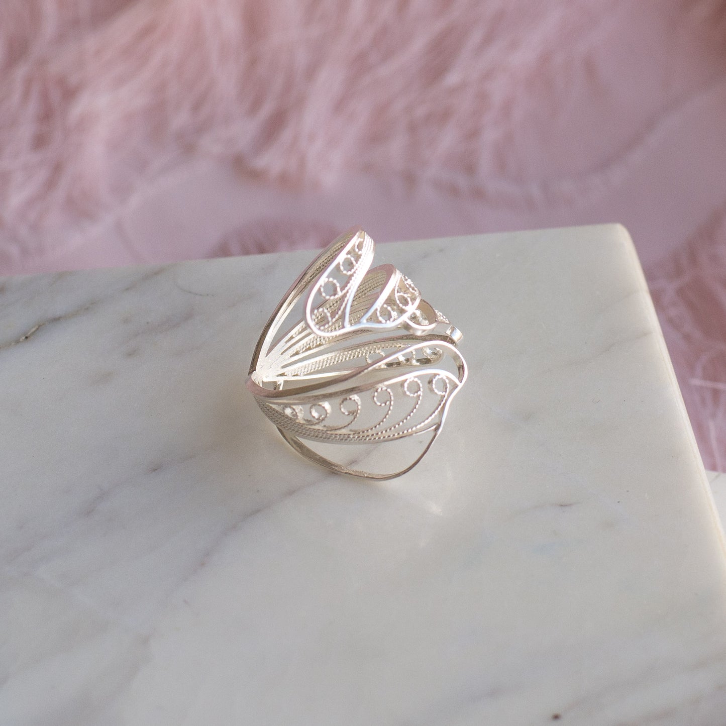 Anillo Abrazo de Mariposa en Filigrana