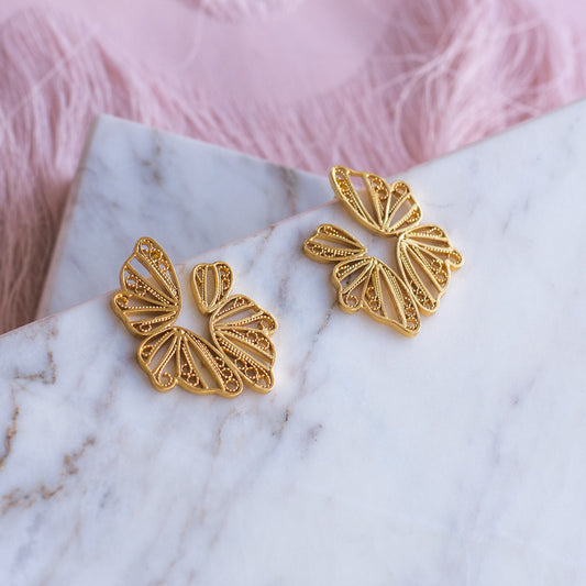 Aretes en forma de mariposa abstracto en filigrana moposina de plata