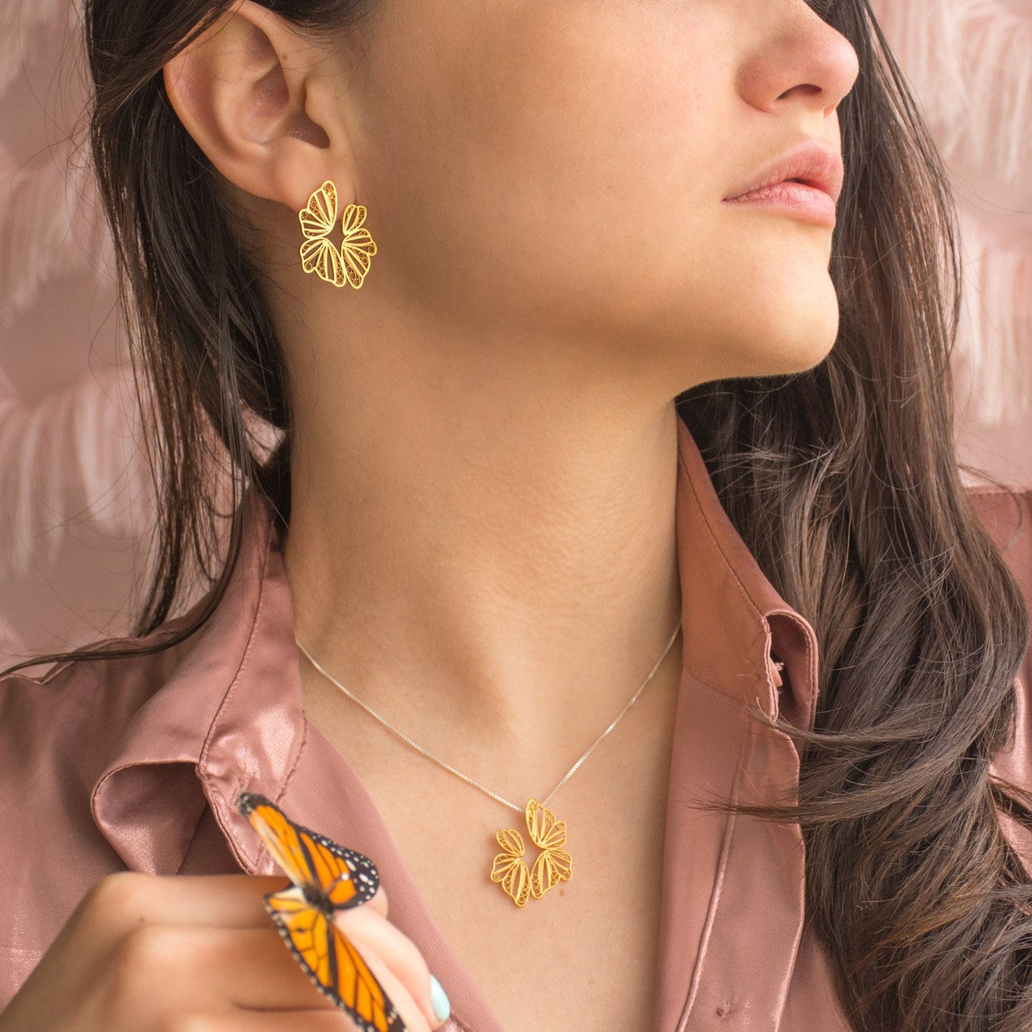 Aretes en forma de mariposa abstracto en filigrana moposina de plata enchapado en oro de 24k
