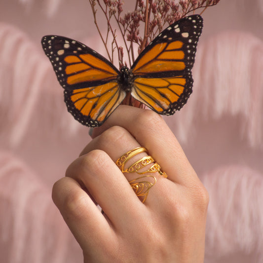 Anillo Abrazo de Mariposa en Filigrana