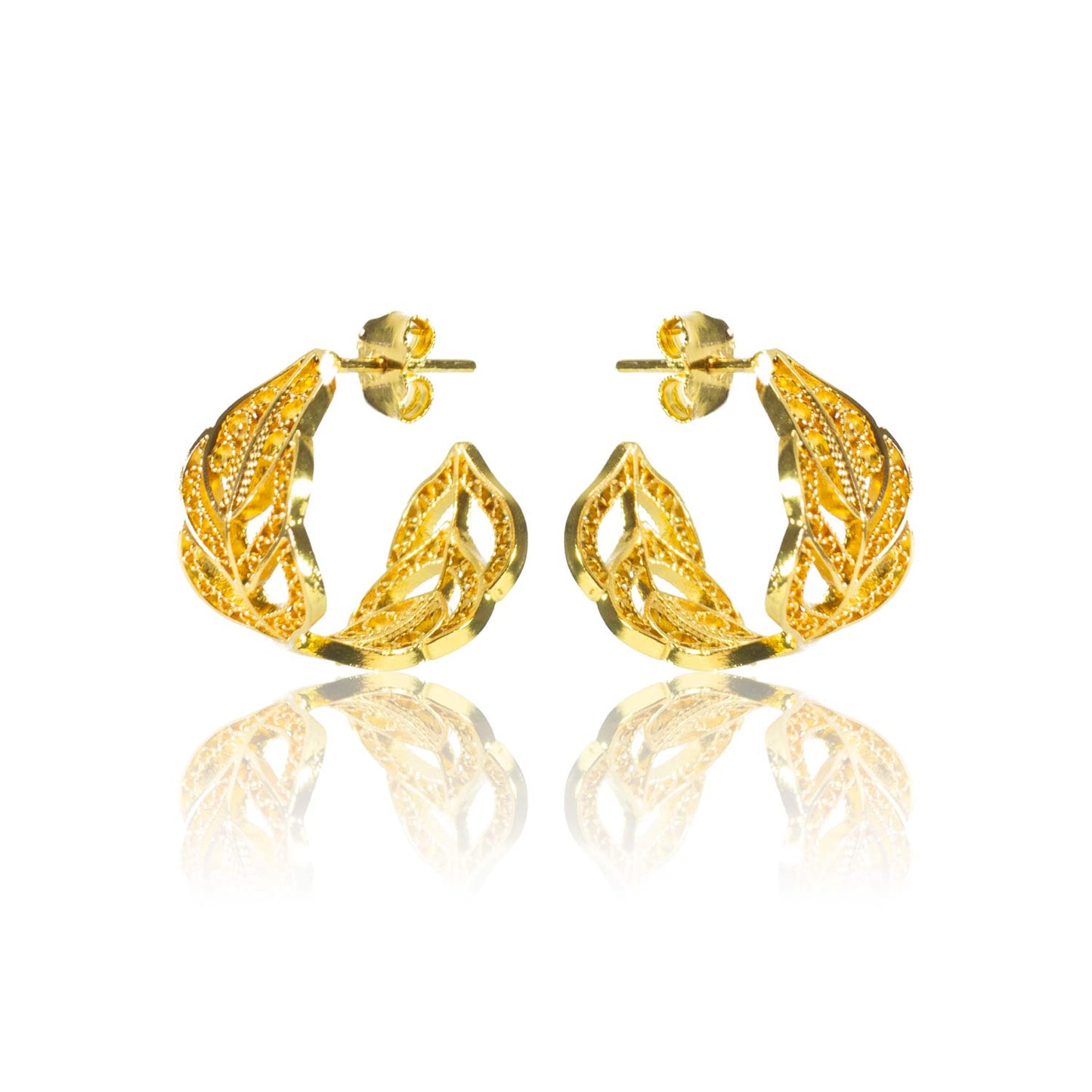 Aretes cangonga o aros en filigrana momposina elaborados en plata 9.80 con chapado en oro de 24 kilates u oro rosado y protección en laca cataforética.