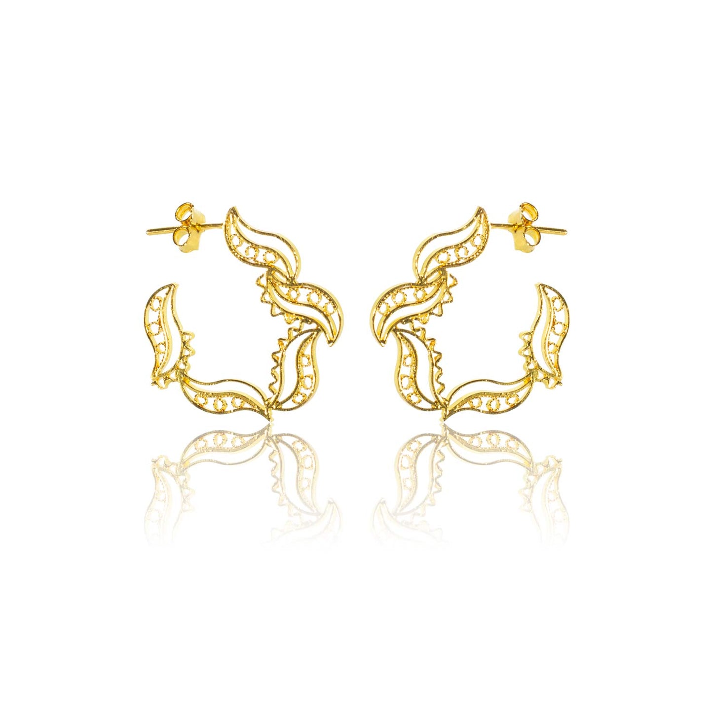 Aretes en filigrana momposina tipo gancho o candonga elaborados en plata 9.80 chapados en oro de 24 kilates u oro rosa y protección en laca cataforética.