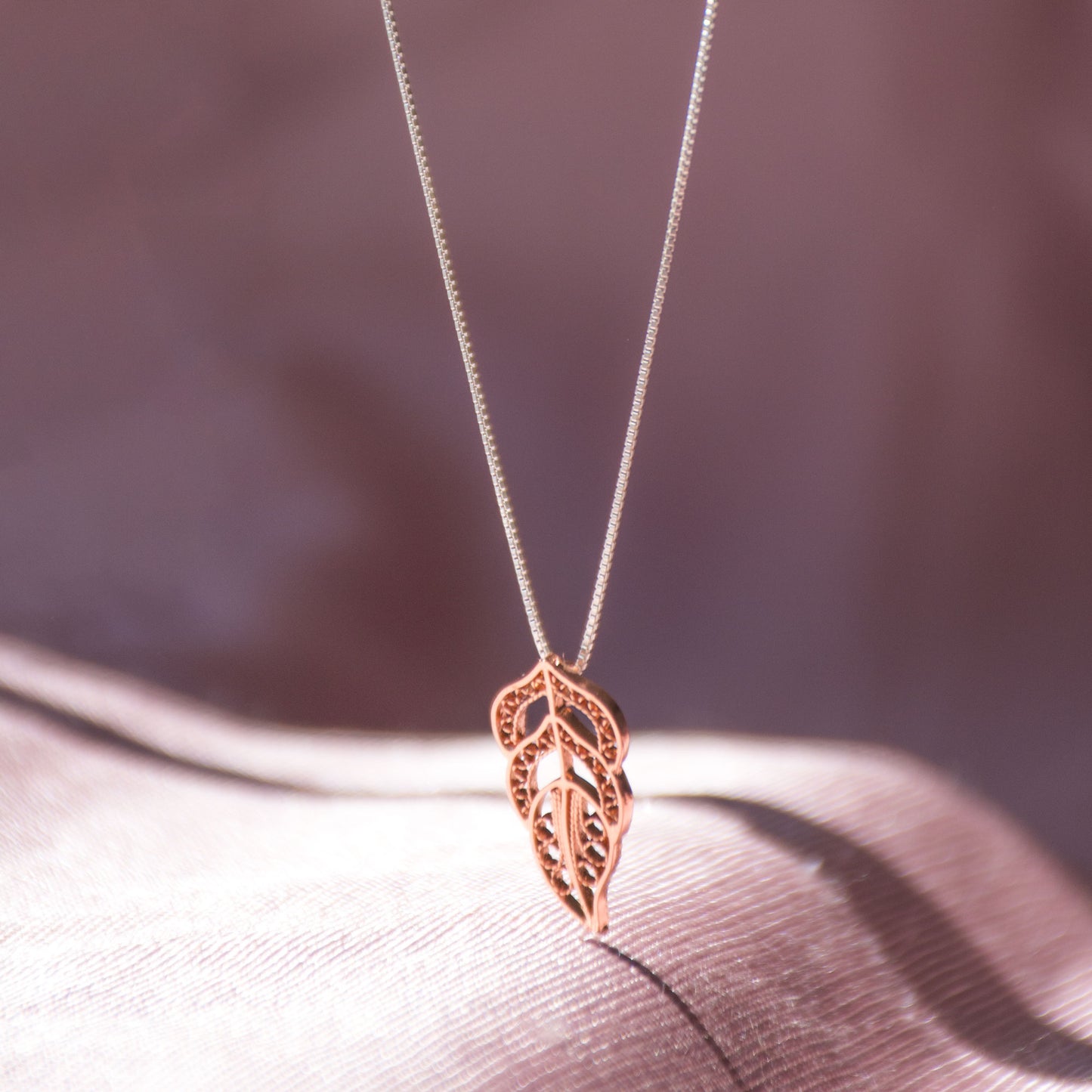 Gargantilla collar en filigrana en forma de hojita elaborada en plata 9.80. Parte de nuestra colección de Elysia. #IamDaila. Hechos totalmente a mano artesanalmente. Joya en filigrana momposina. Hecho en Mompox, Hecho a mano. Largo cadena: 45 cm mas 5 cm de extensor