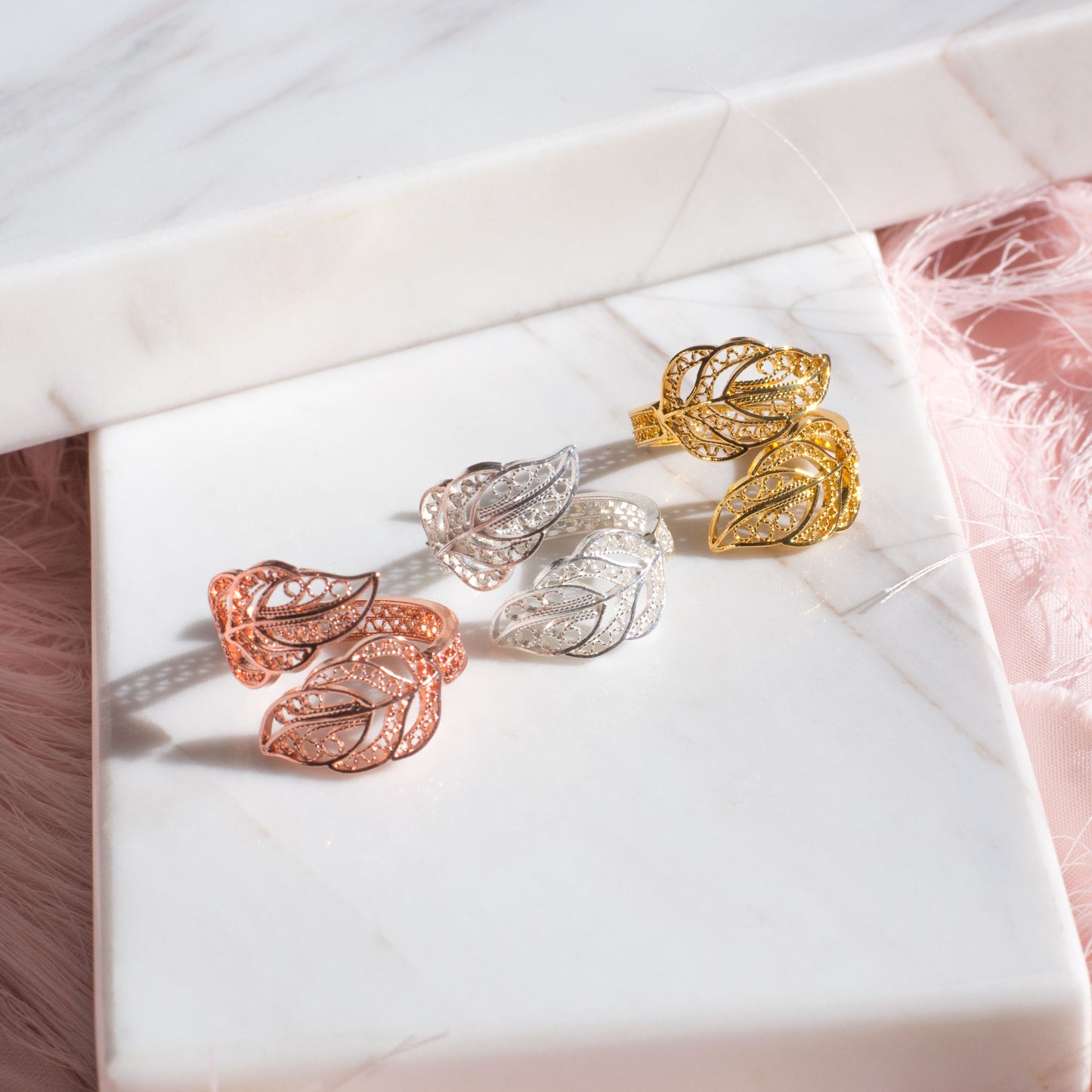 Anillo en filigrana momposina sencillo abierto elaborado en plata 9.80 con chapado en oro de 24 kilates y protección en laca cataforética. Perfecto para regalar y sorprender a tu persona especial.
