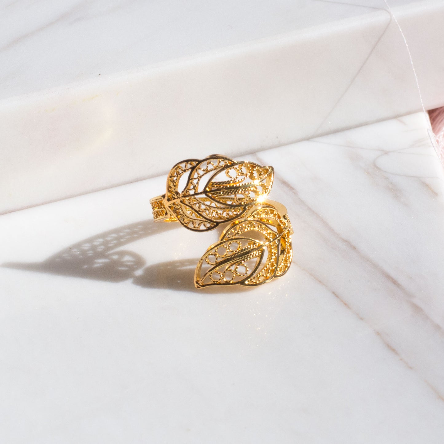 Anillo en filigrana momposina sencillo abierto elaborado en plata 9.80 con chapado en oro de 24 kilates y protección en laca cataforética. Perfecto para regalar y sorprender a tu persona especial.
