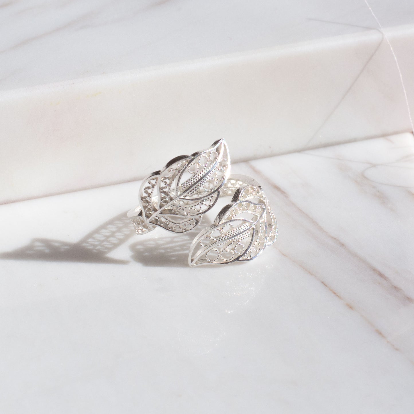 Anillo en filigrana momposina sencillo abierto elaborado en plata 9.80 con chapado en oro de 24 kilates y protección en laca cataforética. Perfecto para regalar y sorprender a tu persona especial.