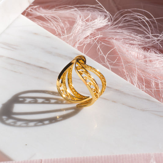Anillo en filigrana momposina abierto elaborado en plata 9.80 con chapado en oro de 24 kilates y protección en laca cataforética. Perfectos para combinar con tus looks del día a día. Joyas elaboradas en plata hechas a mano por Artesanos Colombianos.