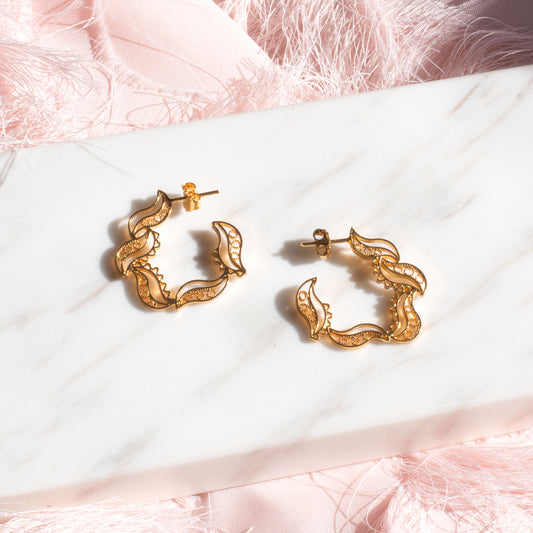 Aretes en filigrana momposina tipo gancho o candonga elaborados en plata 9.80 chapados en oro de 24 kilates u oro rosa y protección en laca cataforética.