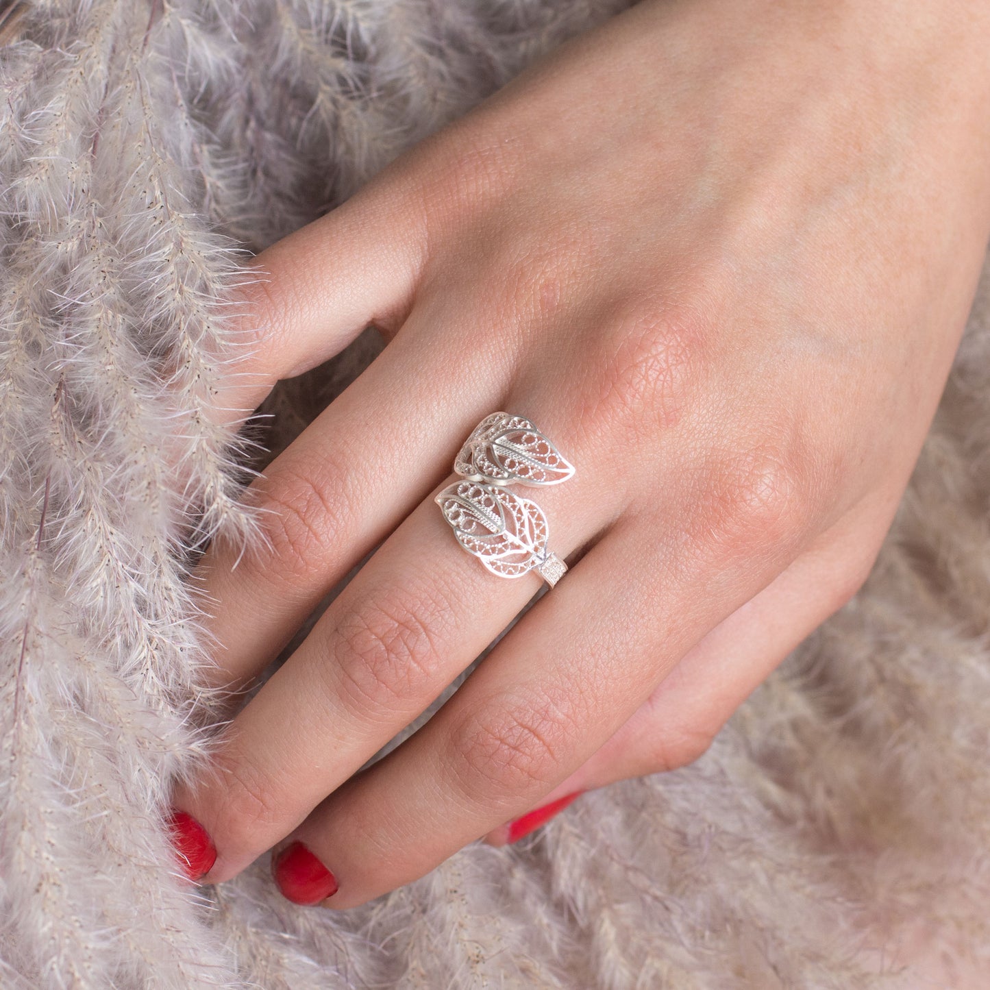 Anillo en filigrana momposina sencillo abierto elaborado en plata 9.80 con chapado en oro de 24 kilates y protección en laca cataforética. Perfecto para regalar y sorprender a tu persona especial.