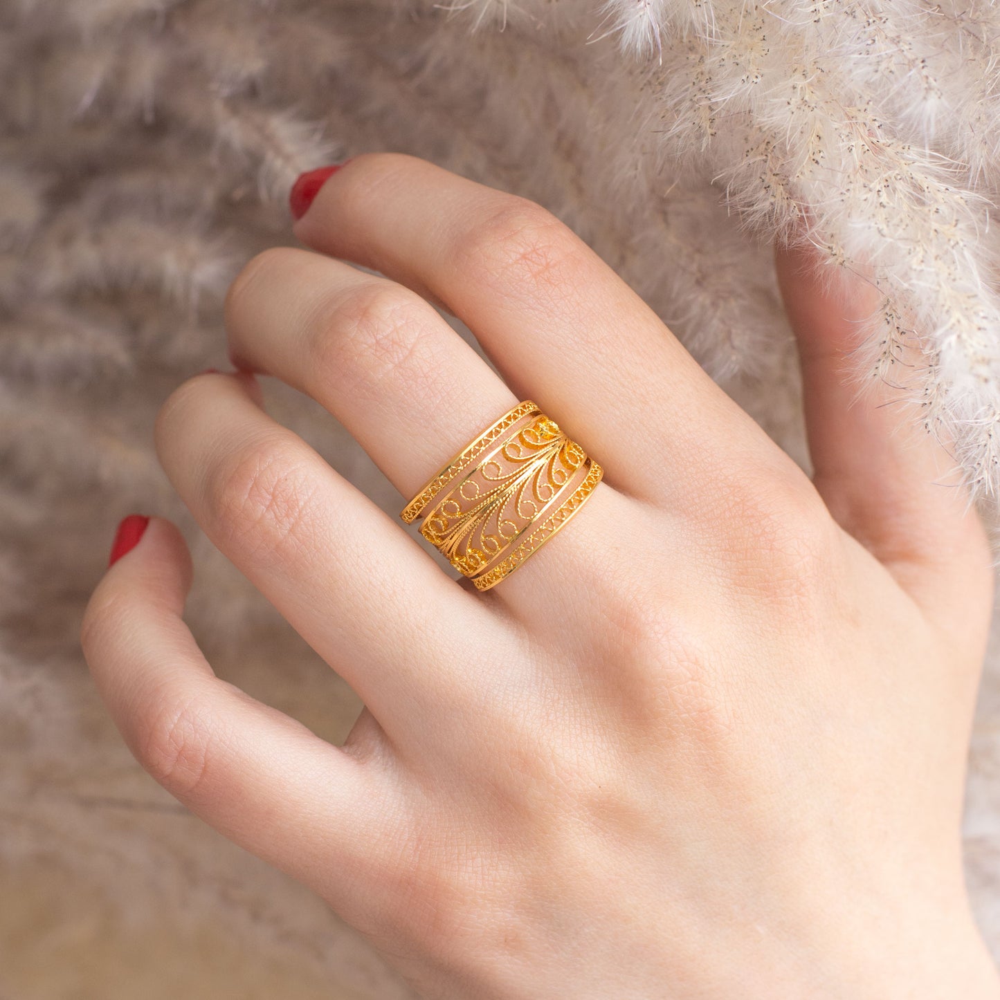Anillo en filigrana momposina en plata chapados en oro de 24 kilates. Filigree Jewelry. #IAMDAILA