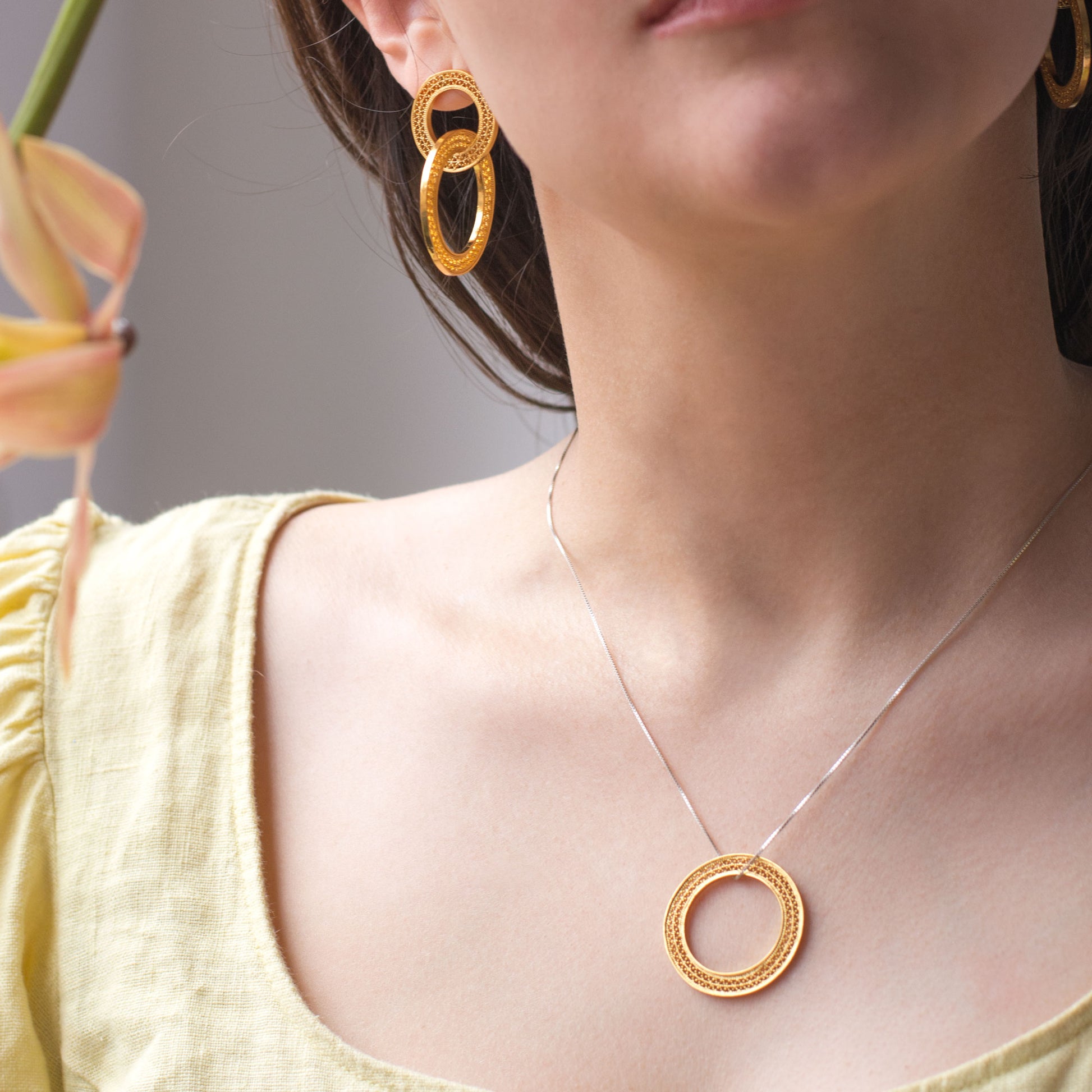 Gargantilla collar en filigrana momposina con aro de filigrana elaborada en plata 9.80 con chapado en oro de 24 kilates y oro rosa con protección en laca cataforética.
