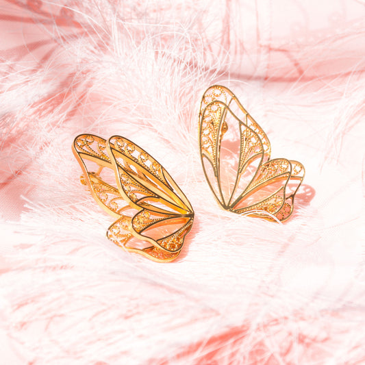 Aretes de mariposa en filigrana momposina en plata chapados en oro de 24 kilates