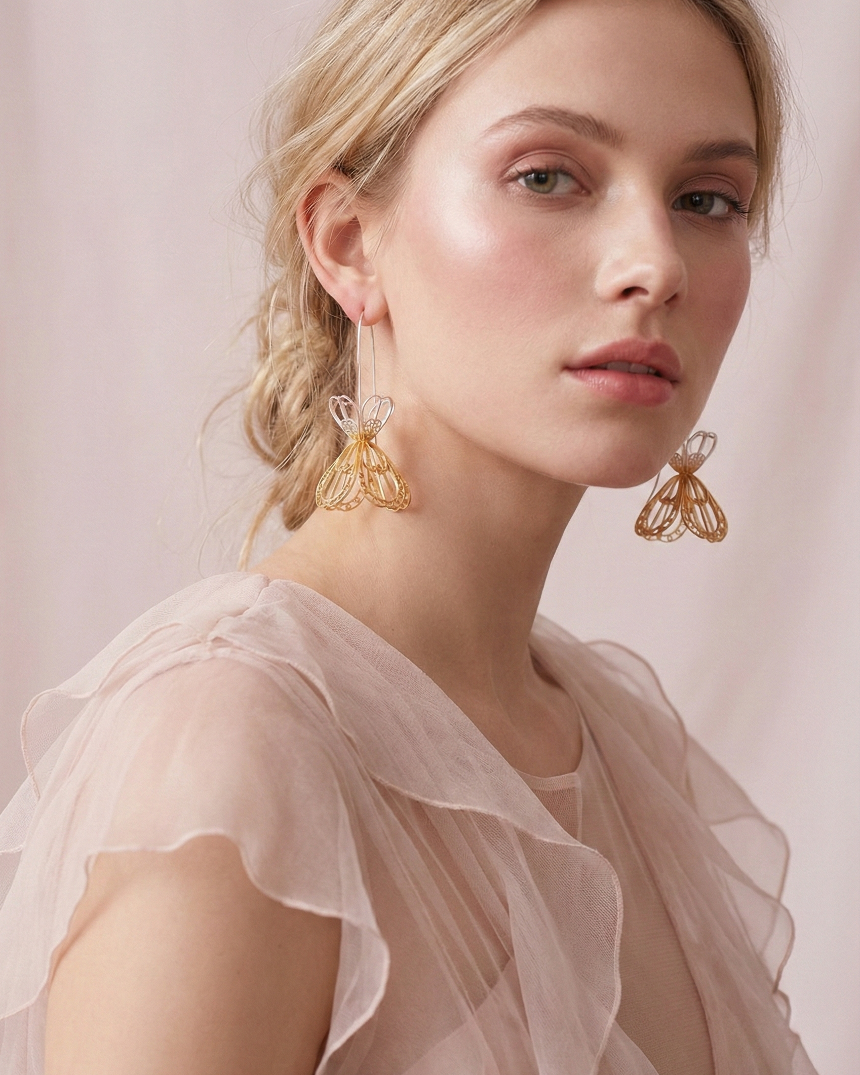 Mujer luciendo los Aretes Gancho Sombrerito de joyería Daila, destacando la caída elegante, el movimiento y la ligereza de la filigrana momposina.