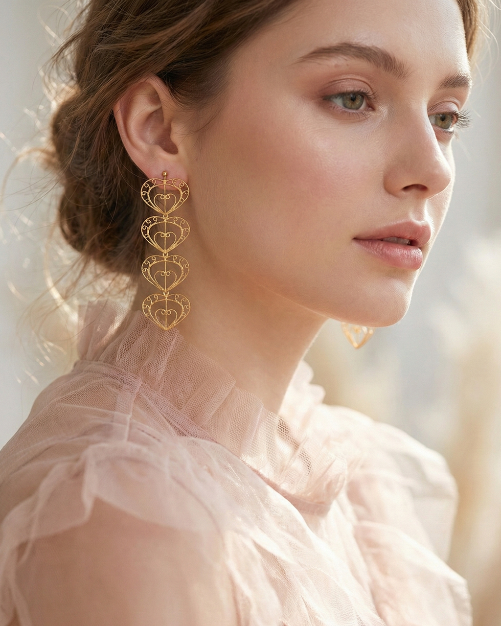 Modelo luciendo los aretes largos Cuatro Latidos que enmarcan el rostro con elegancia y ligereza.