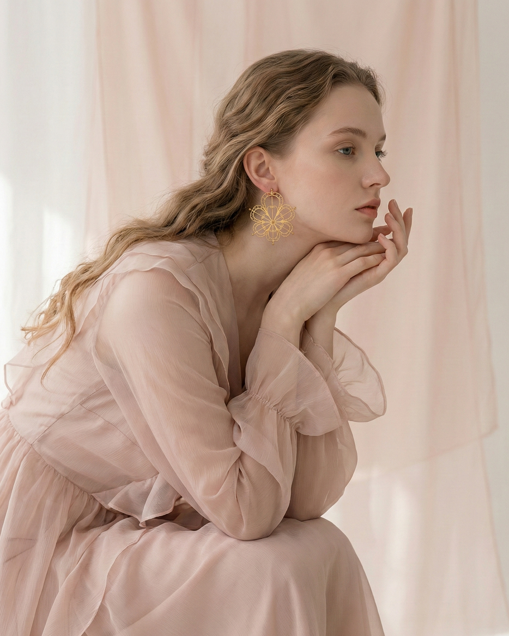 Modelo usando aretes grandes dorados 6 Corazones Mandala de DAILA.