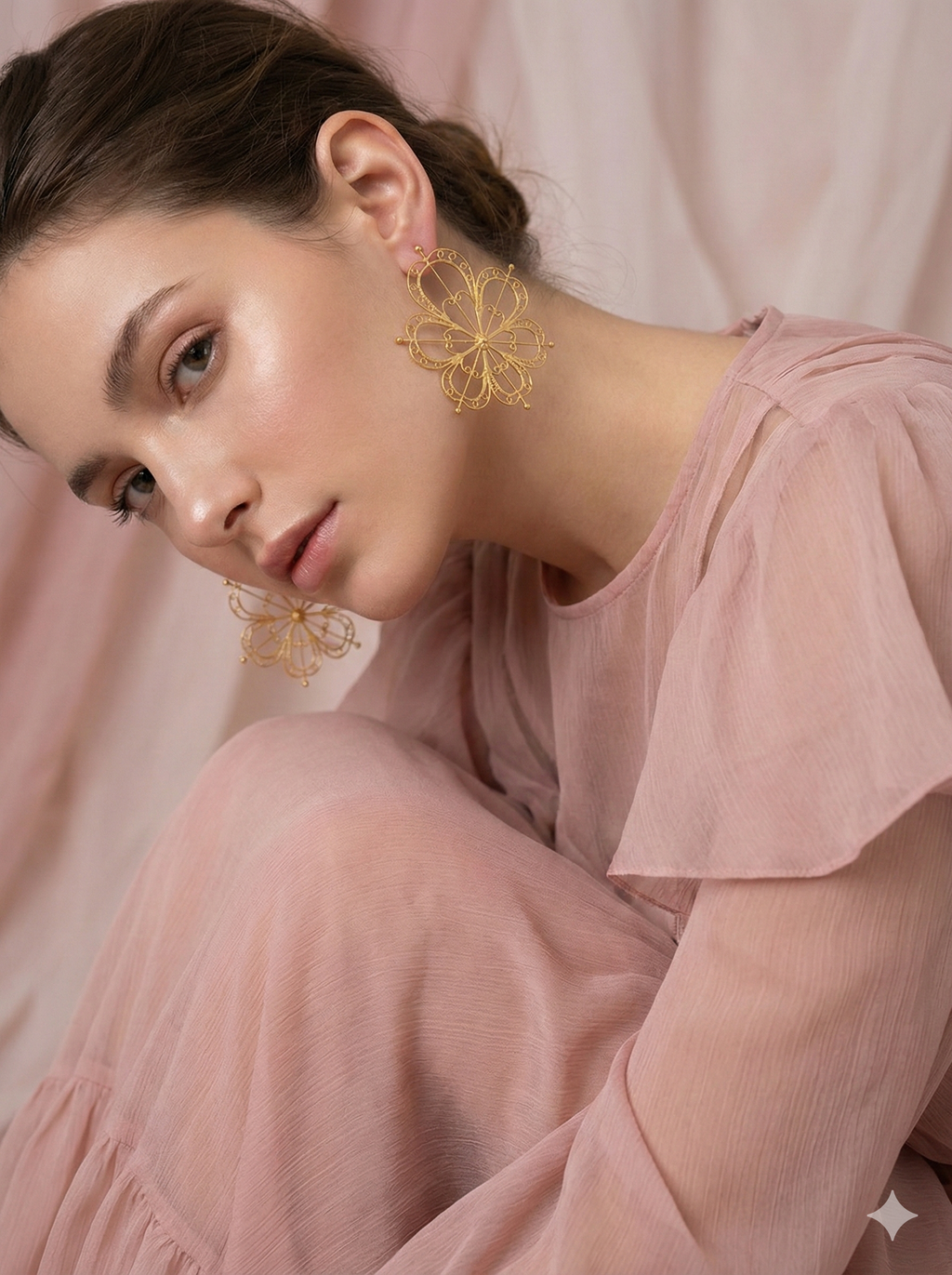 Aretes Mandala de filigrana dorada etérea enmarcando el rostro de la modelo.