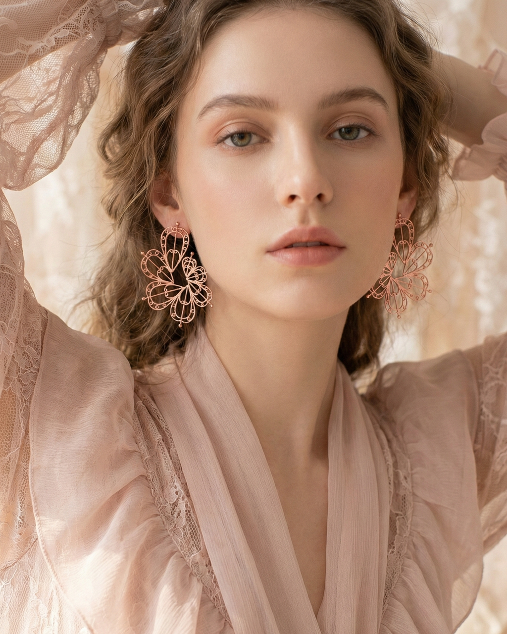 Joyería artesanal de lujo de Mompox: Aretes topo ligeros con forma de flor orgánica tejida a mano.