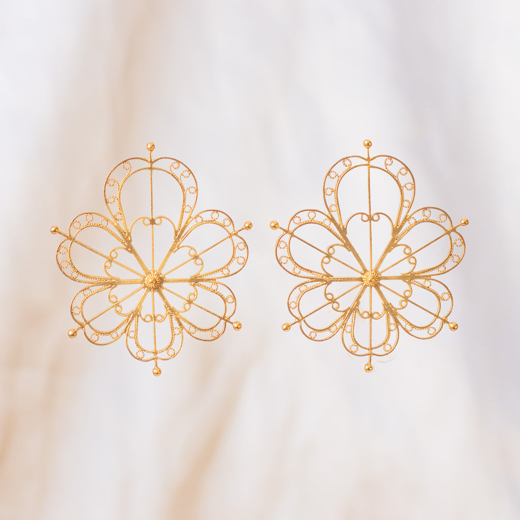 Aretes topo grandes Mandala de corazones en filigrana de Mompox dorada.