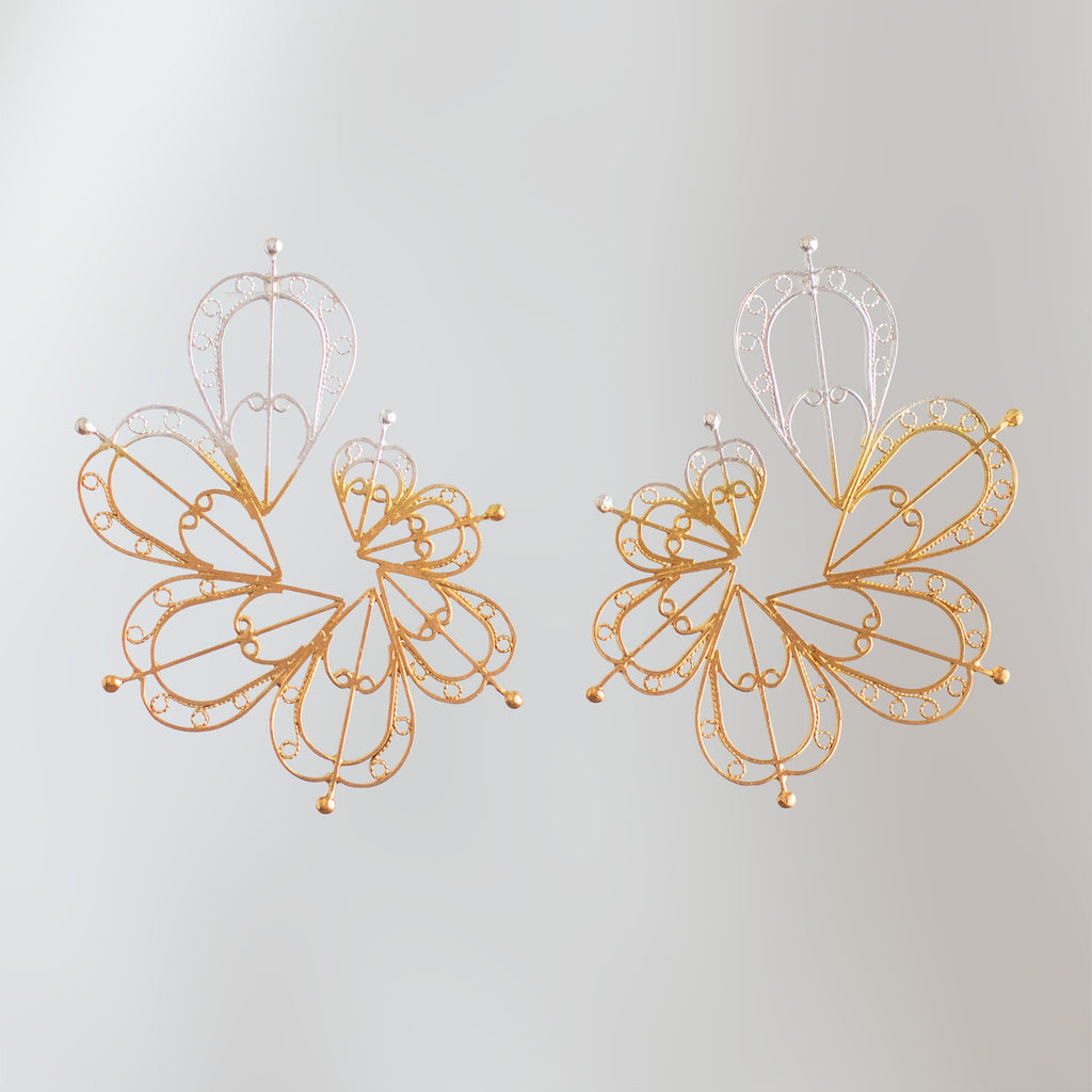 Aretes topo grandes con diseño expansivo de filigrana de Mompox en oro y plata.
