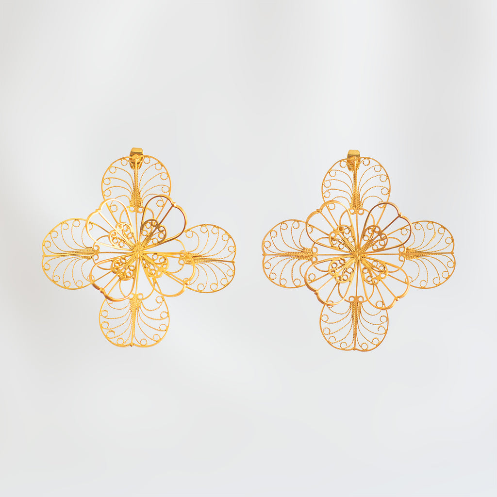 Detalle de los Aretes Grandes Mandala, topos de gran tamaño elaborados en filigrana de plata con baño de oro 24k.