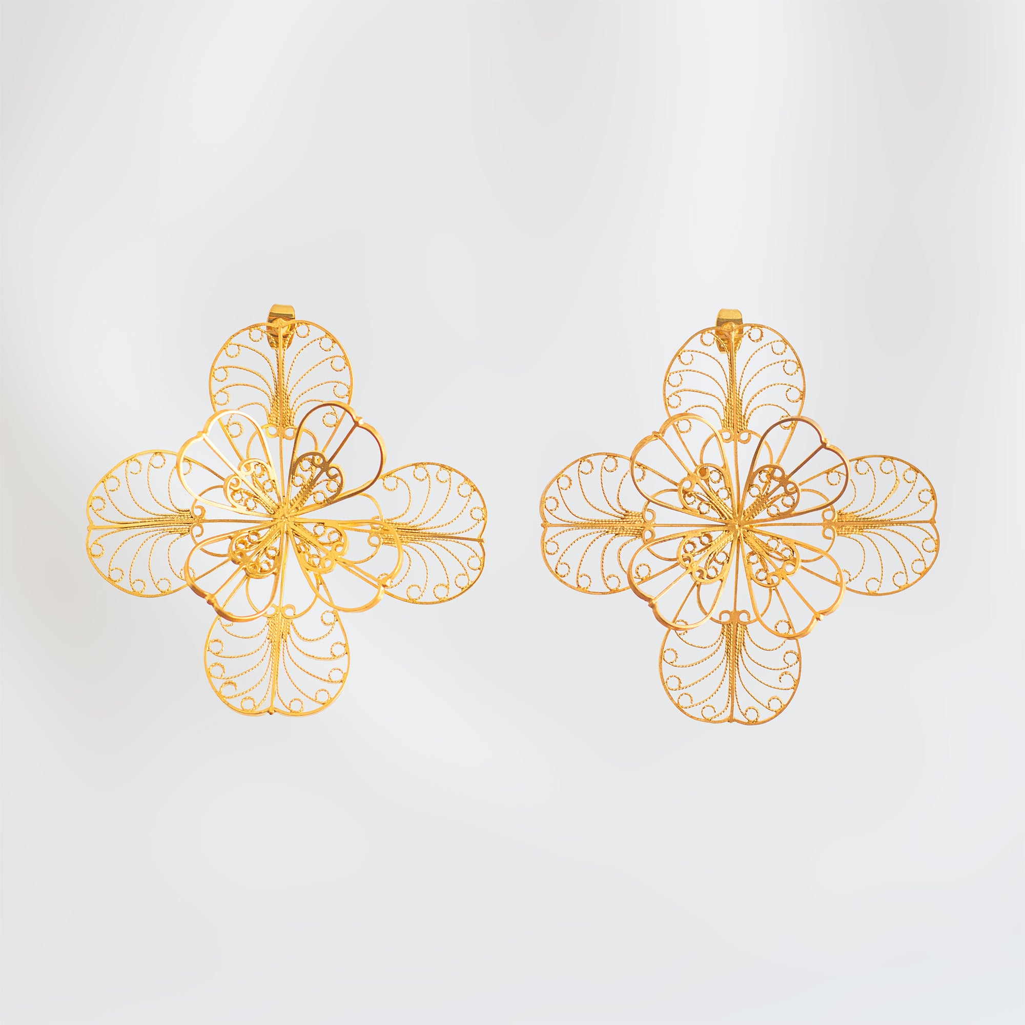 Detalle de los Aretes Grandes Mandala, topos de gran tamaño elaborados en filigrana de plata con baño de oro 24k.