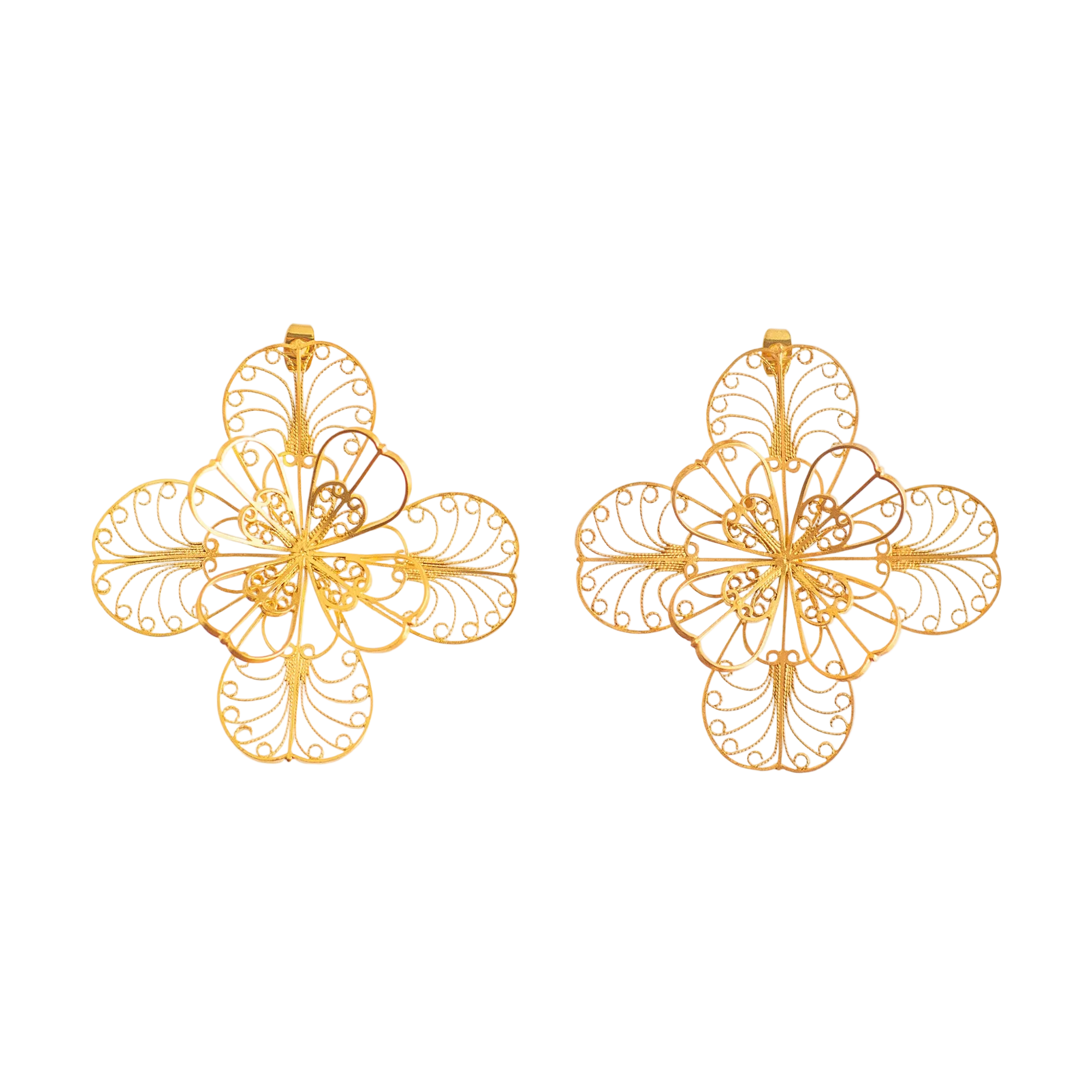 Detalle de los Aretes Grandes Mandala, topos de gran tamaño elaborados en filigrana de plata con baño de oro 24k.