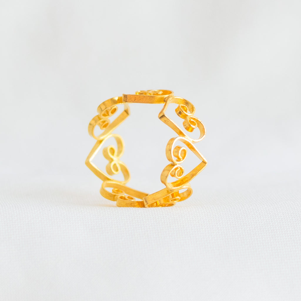 Anillo de corazones en filigrana de Mompox dorada con diseño calado y romántico.