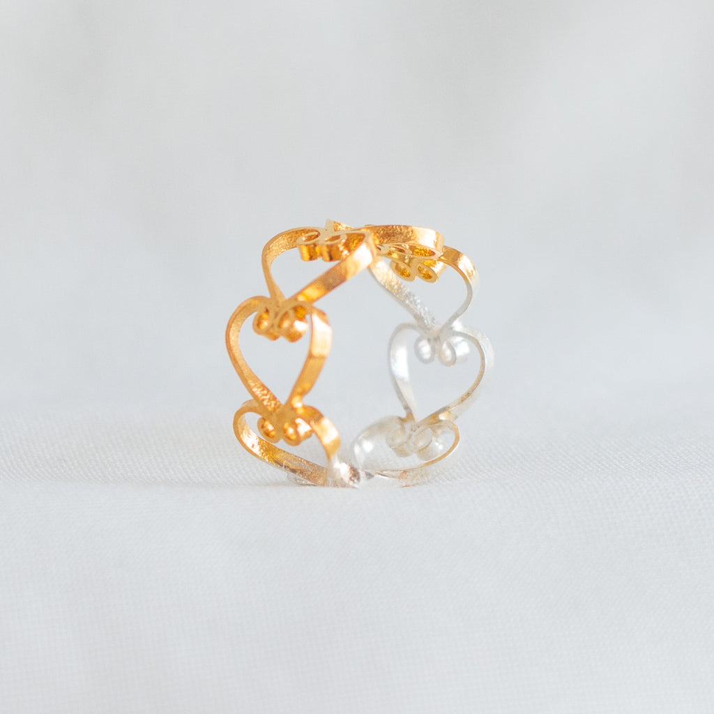 Detalle del tejido artesanal en anillo de plata 950 con corazones DAILA.