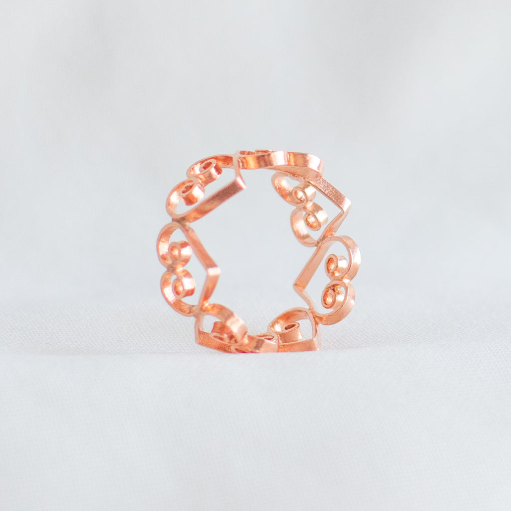 Joyería de autor en Mompox: Anillo romántico de corazones tejido a mano en oro.