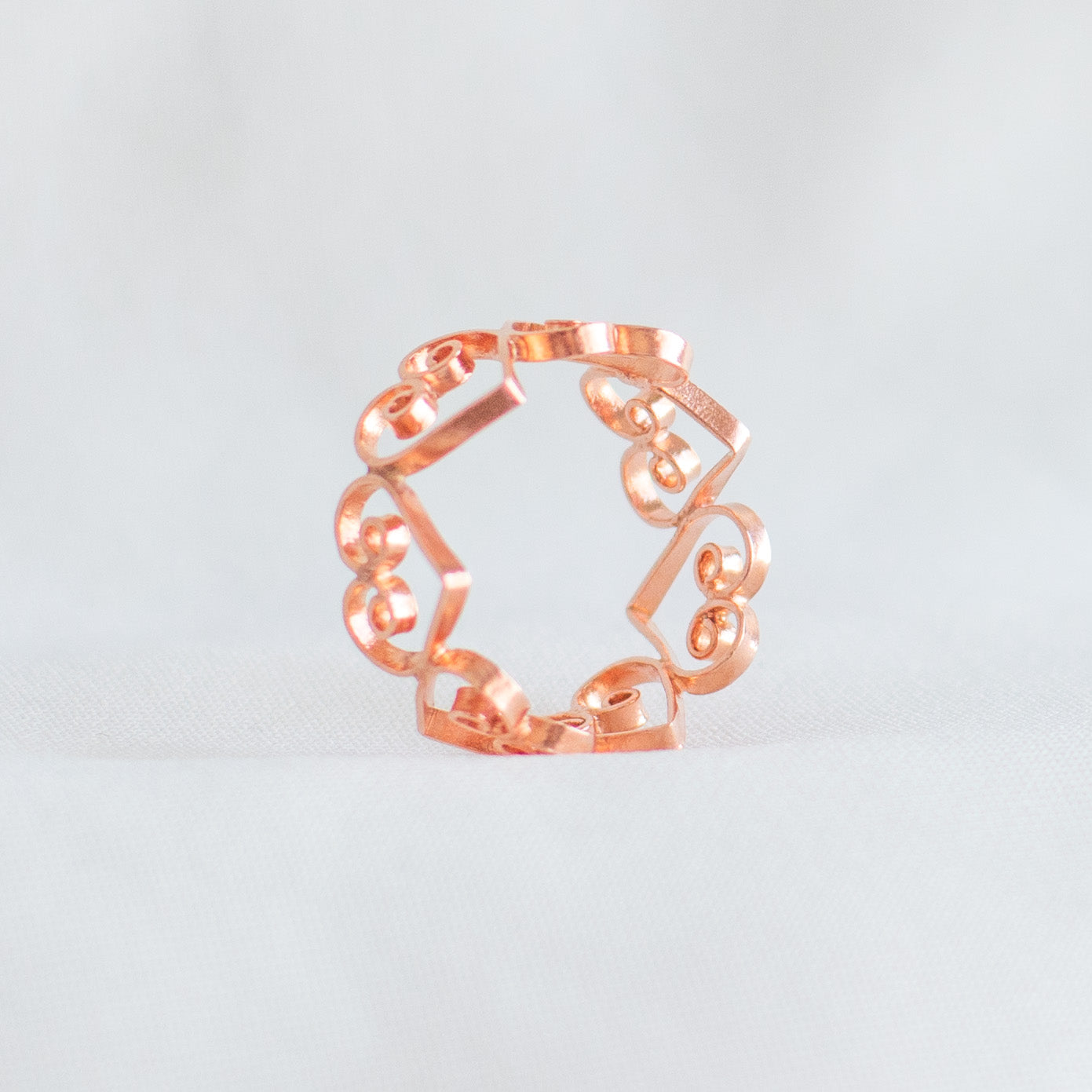 Joyería de autor en Mompox: Anillo romántico de corazones tejido a mano en oro.