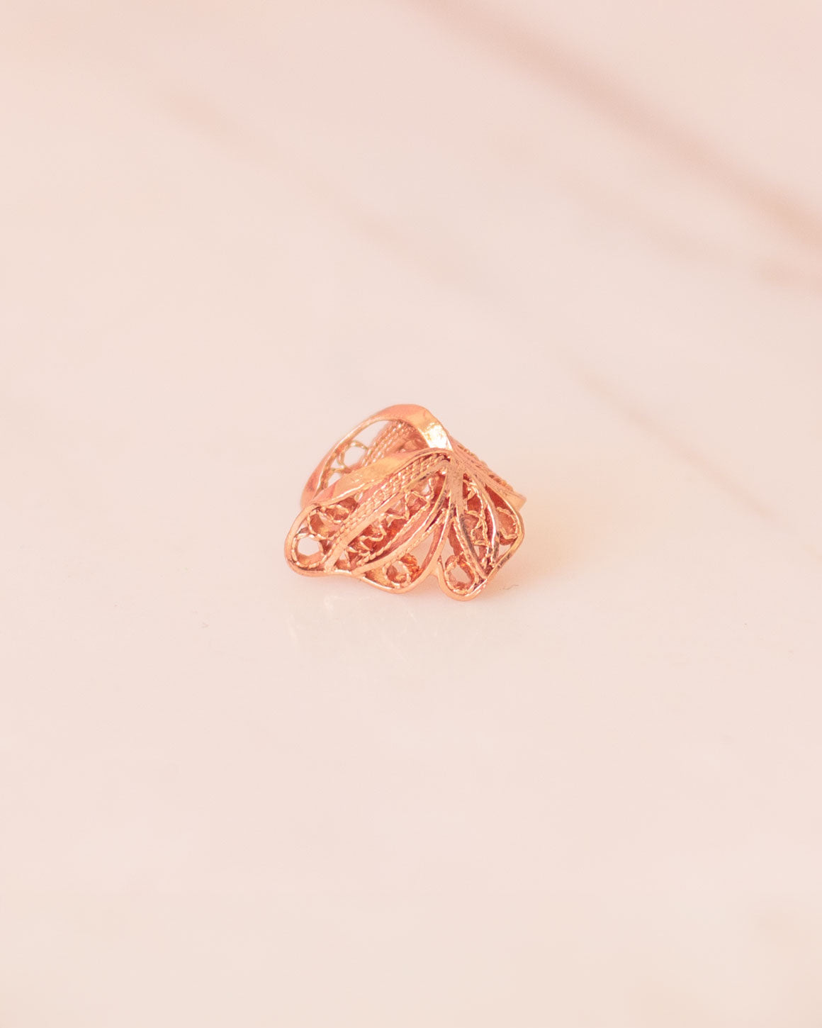 Earcuff en forma de mariposa elaborado en filigrana con enchape de oro rosado