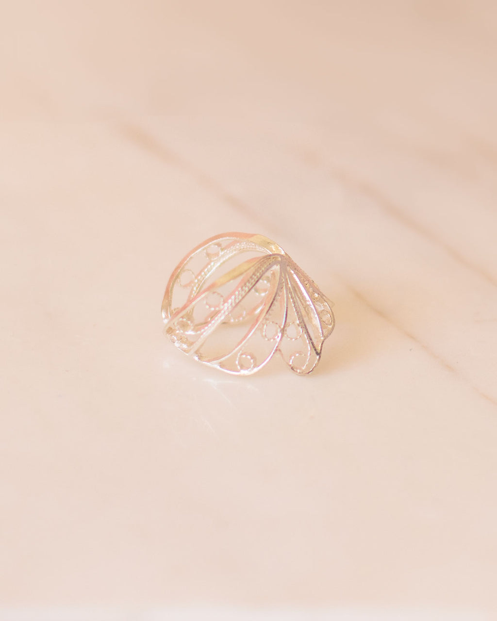 Earcuff en forma de mariposa en filigrana momposina de plata