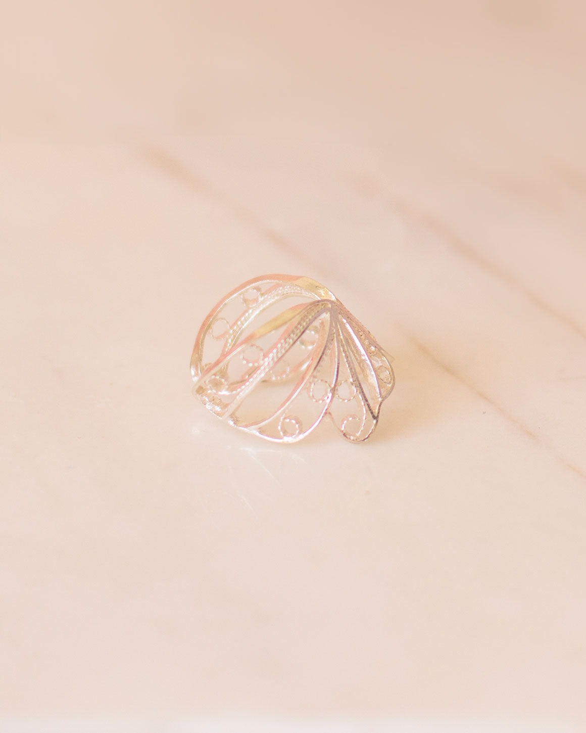 Earcuff en forma de mariposa en filigrana momposina de plata