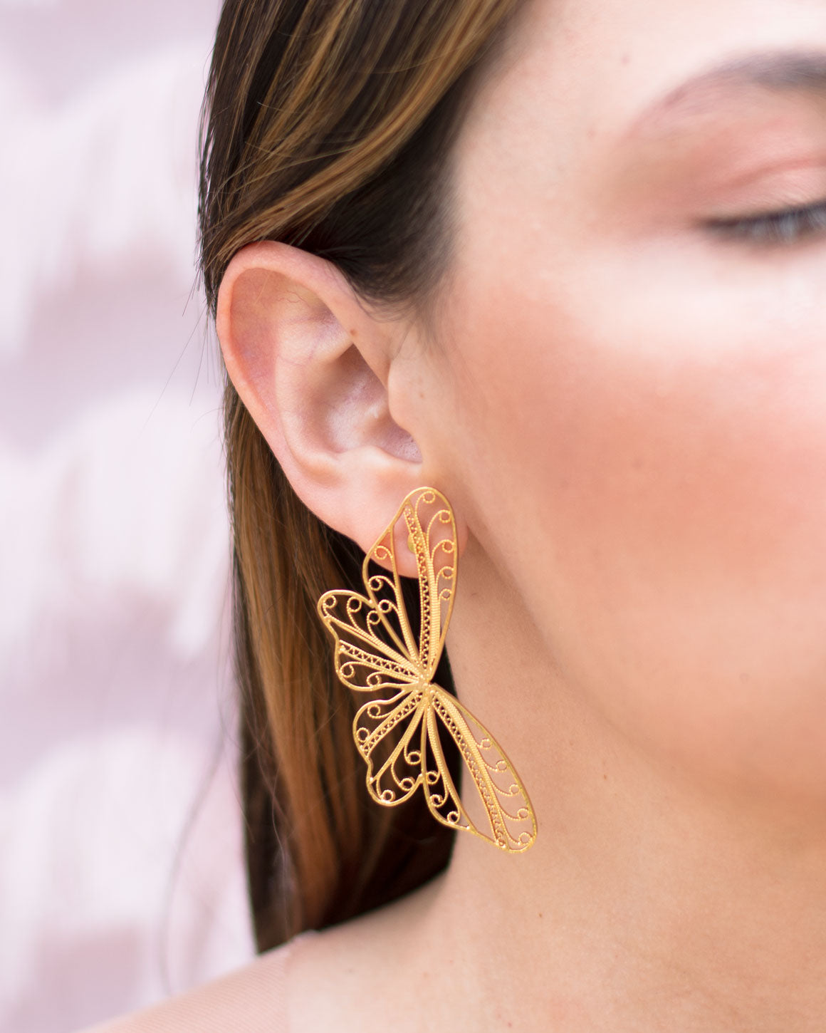 Aretes Mariposa Alada Grande en Filigrana: elaborados en plata 9.70 chapados en oro de 24 kilates