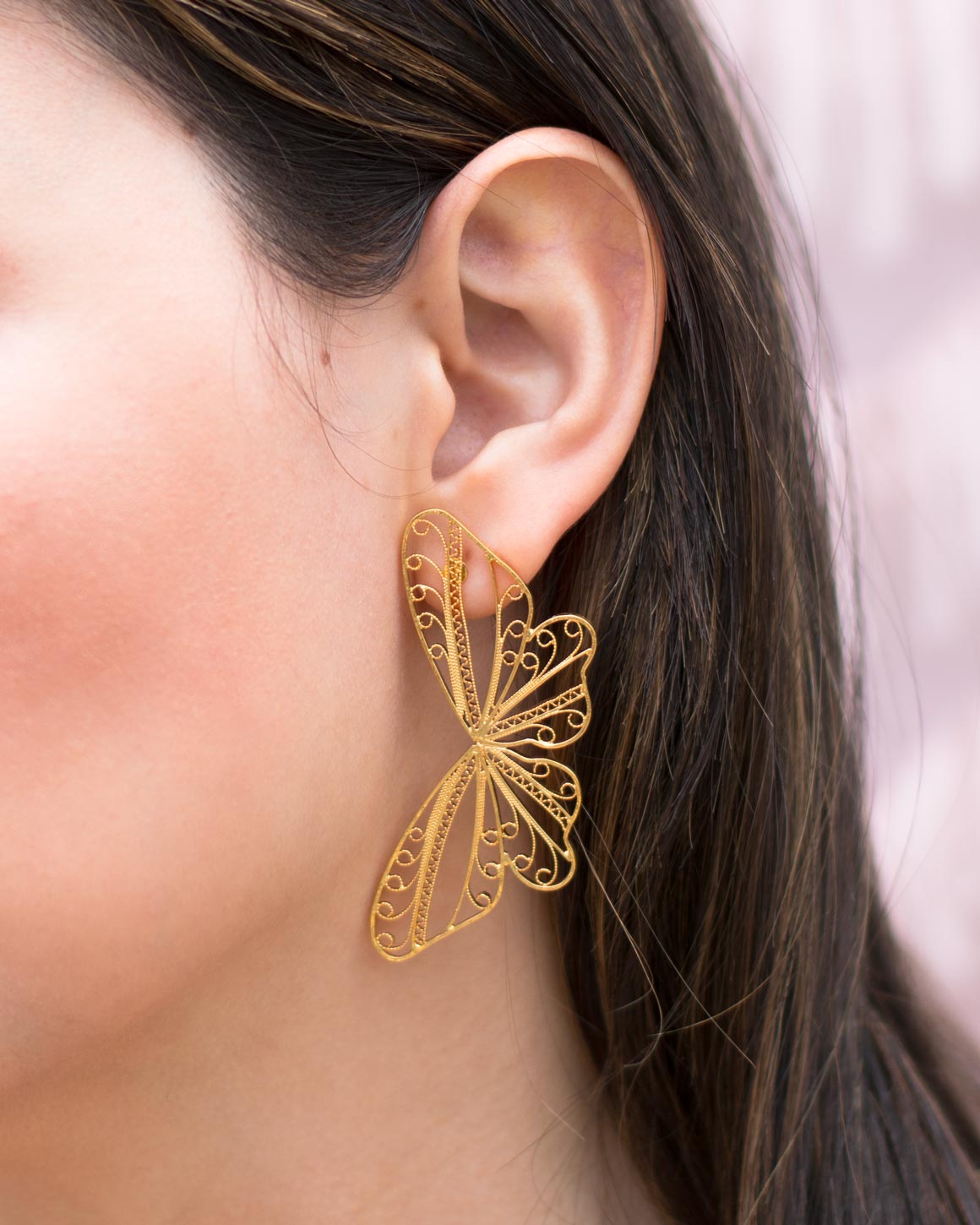 Aretes Mariposa Alada Grande en Filigrana: elaborados en plata 9.70 chapados en oro de 24 kilates