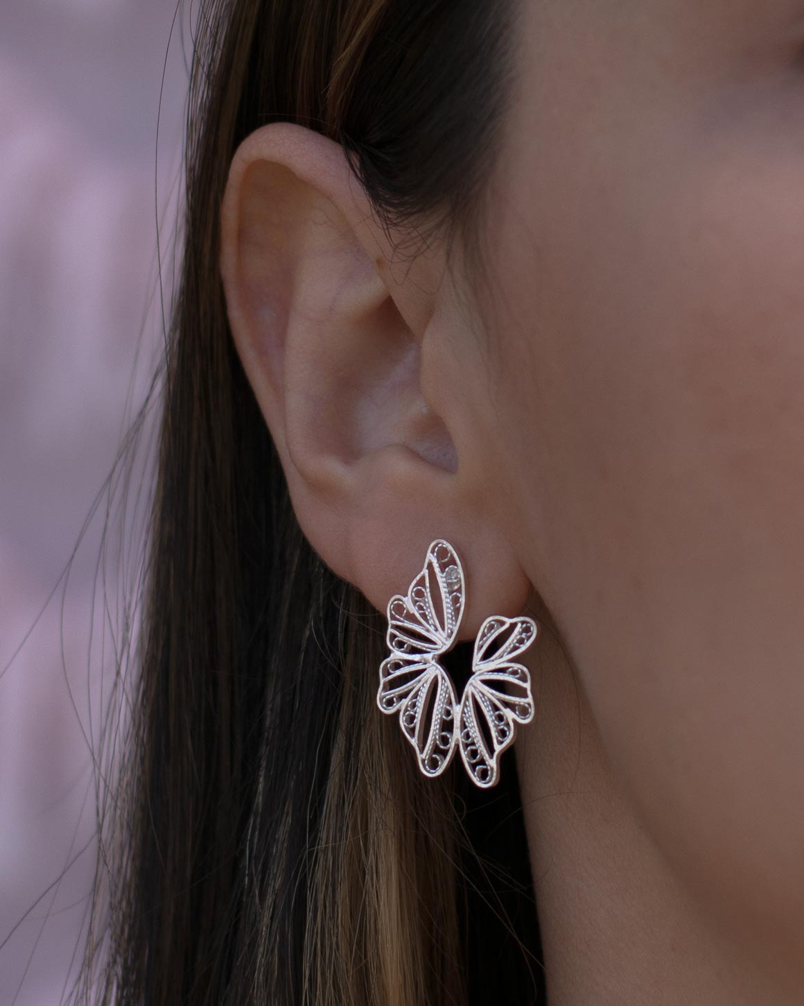 Aretes en forma de mariposa abstracto en filigrana moposina de plata