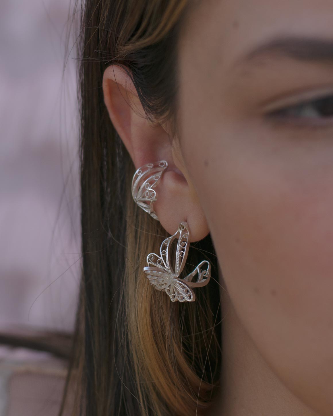Earcuff y aretes topitos en forma de mariposa en filigrana momposina en plata