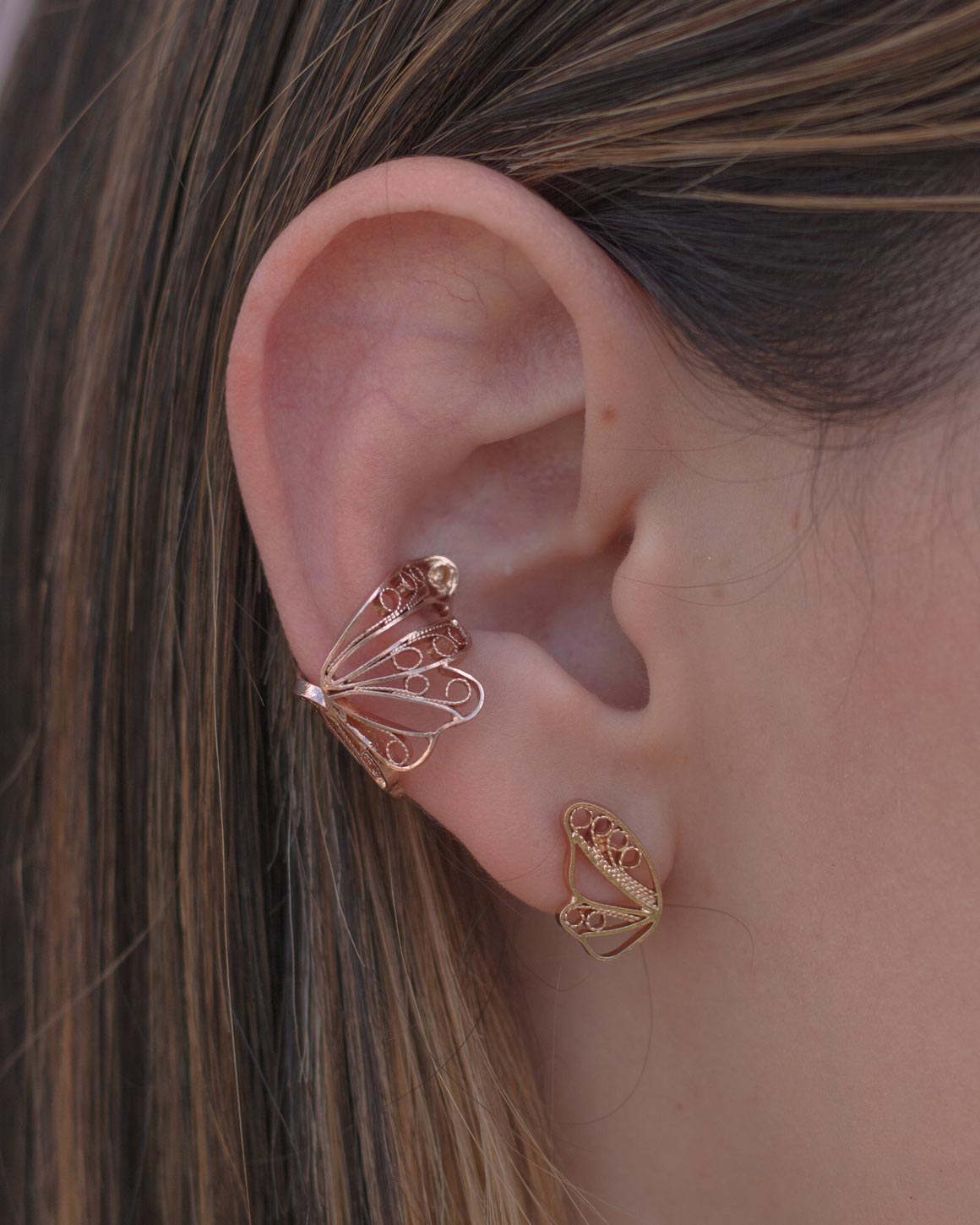 Earcuff y aretes topitos en forma de mariposa en filigrana momposina enchape de oro rosado