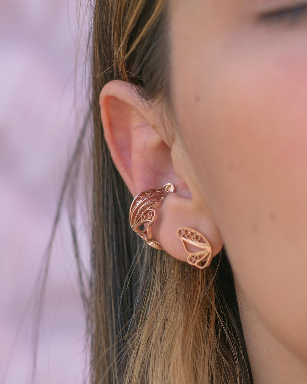 Earcuff y aretes topitos en forma de mariposa en filigrana momposina enchape de oro rosado