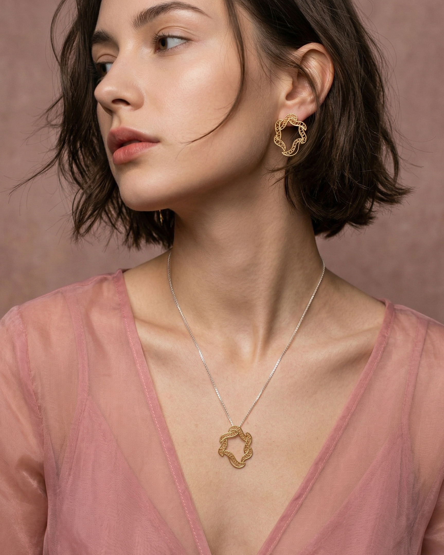 Modelo luciendo el collar Elie mini en oro para un look delicado y femenino.