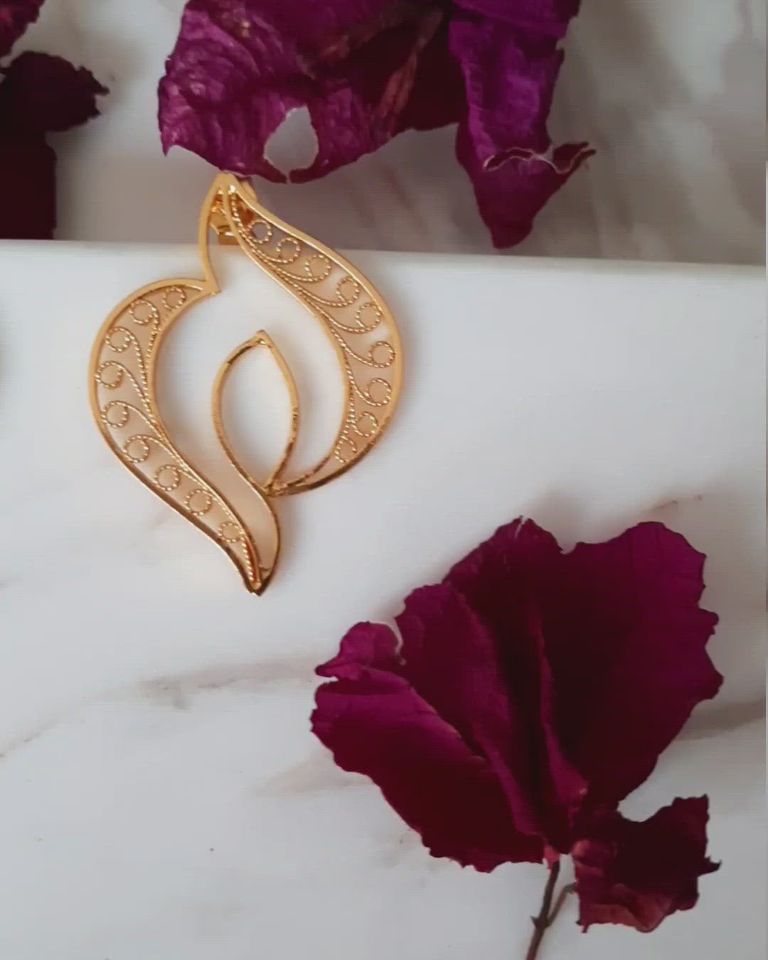 Aretes topos perfecto para una ocasión elegante, sencillos y sofisticado perfectos para combinar con gargantilla y hacer lucir tu rostro hermosos. Fine Filigree Jewelry #IAMDAILA