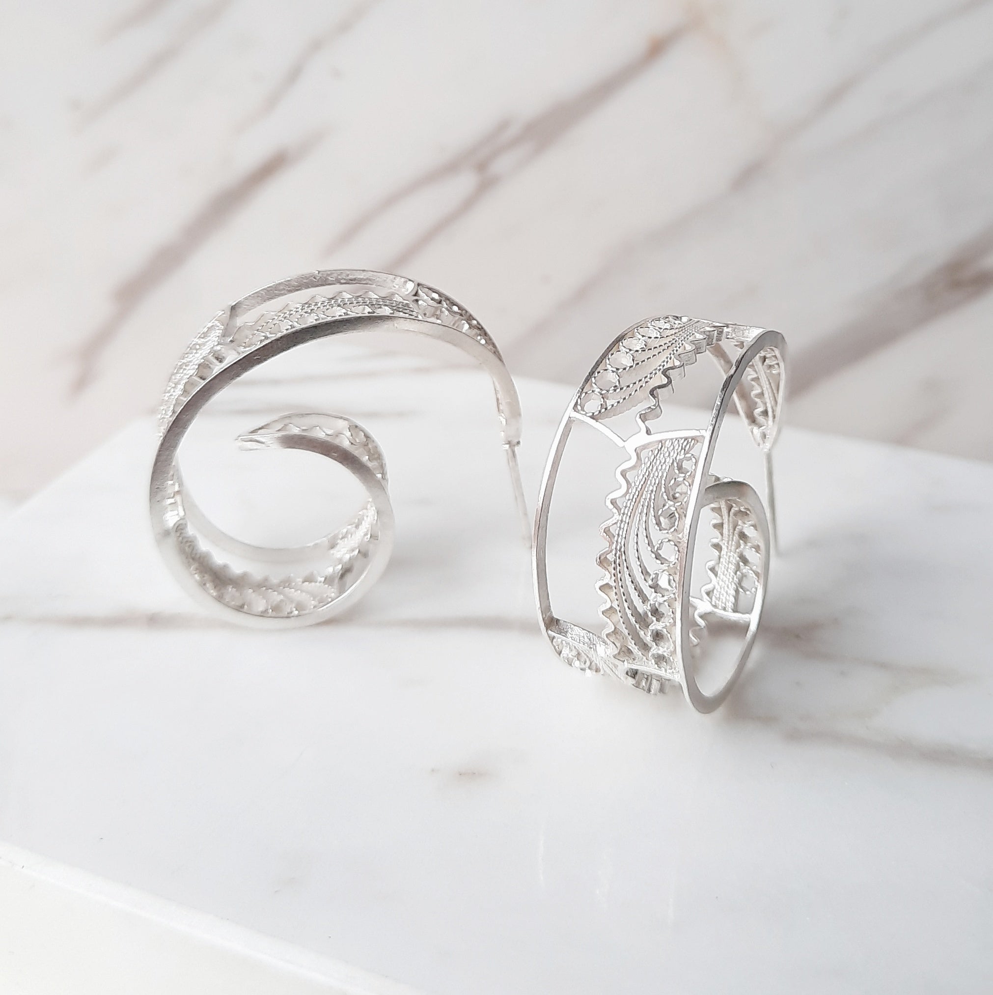 Aretes cangonga o aros en espiral en filigrana momposina elaborados en plata 9.80 con chapado en oro de 24 kilates u oro rosado y protección en laca cataforética. Joyas hechas a mano por artesanos Colombianos.