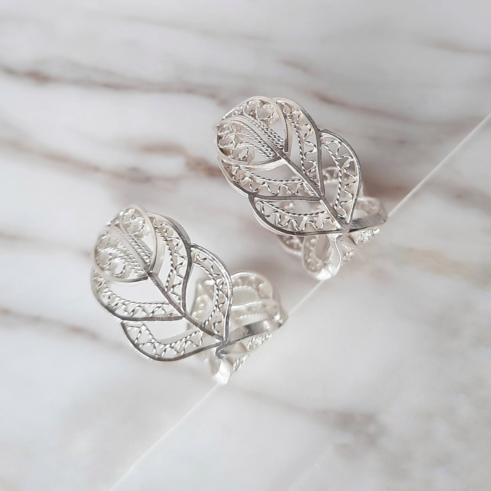 Aretes cangonga o aros en filigrana momposina elaborados en plata 9.80 con chapado en oro de 24 kilates u oro rosado y protección en laca cataforética. 